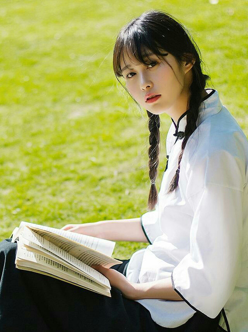 全球篮球赛中发生激烈争夺，胜负悬念，篮球争夺战